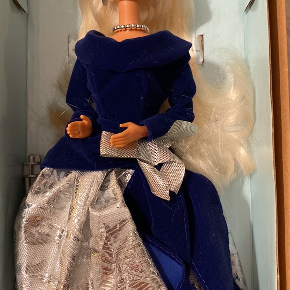 NRFB Vintage 1995 AVON ~ Winter Velvet Barbie Doll ❄️ - Picture 3 of 12